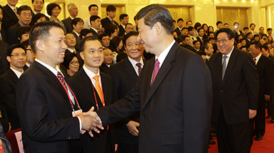 2011年6月17日习近平在人民大会堂接见吴立春等中国侨商投资企业协会第二届代表大会代表